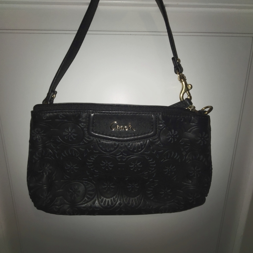 New without tags !! Coach Ashley Laser cutout flower Wristlet !